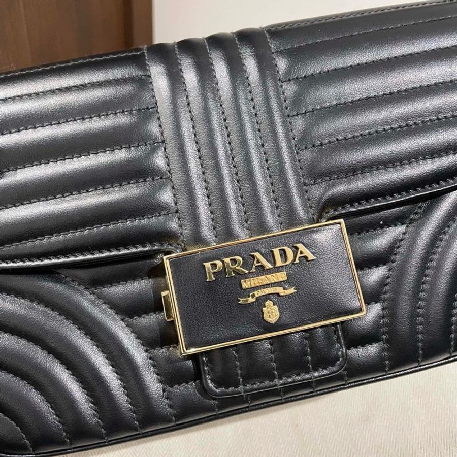 PRADA普拉達  品牌字母鏈條 皮革 單肩手提包  女款 黑色 ，絎縫工藝徽章扣 尺寸23/13/5cm-5