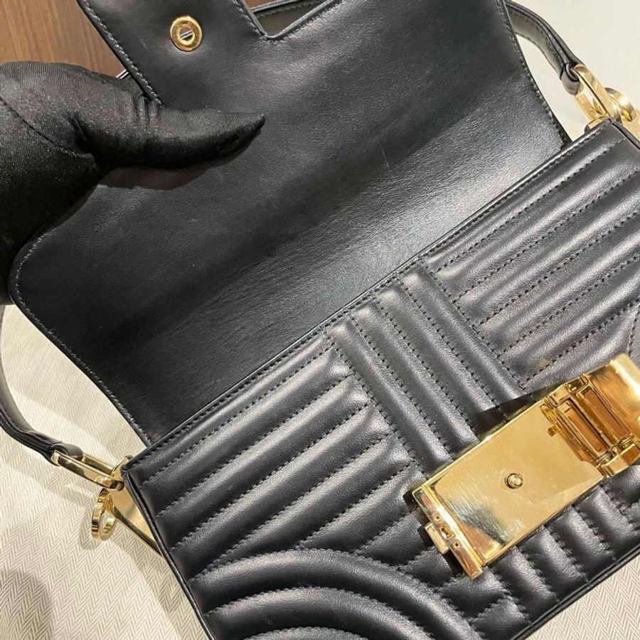 PRADA普拉達  品牌字母鏈條 皮革 單肩手提包  女款 黑色 ，絎縫工藝徽章扣 尺寸23/13/5cm-6