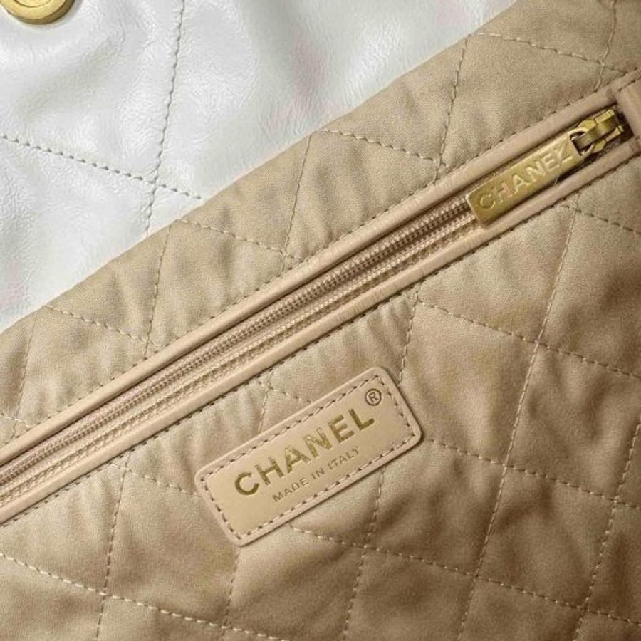 Chanel 近乎全新的白色小款22 Bag-4