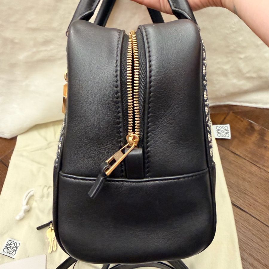LOEWE 羅威 AMAZONA 19 方形包 Anagram 緹花拼小牛皮款（海軍藍/黑）。金扣-14