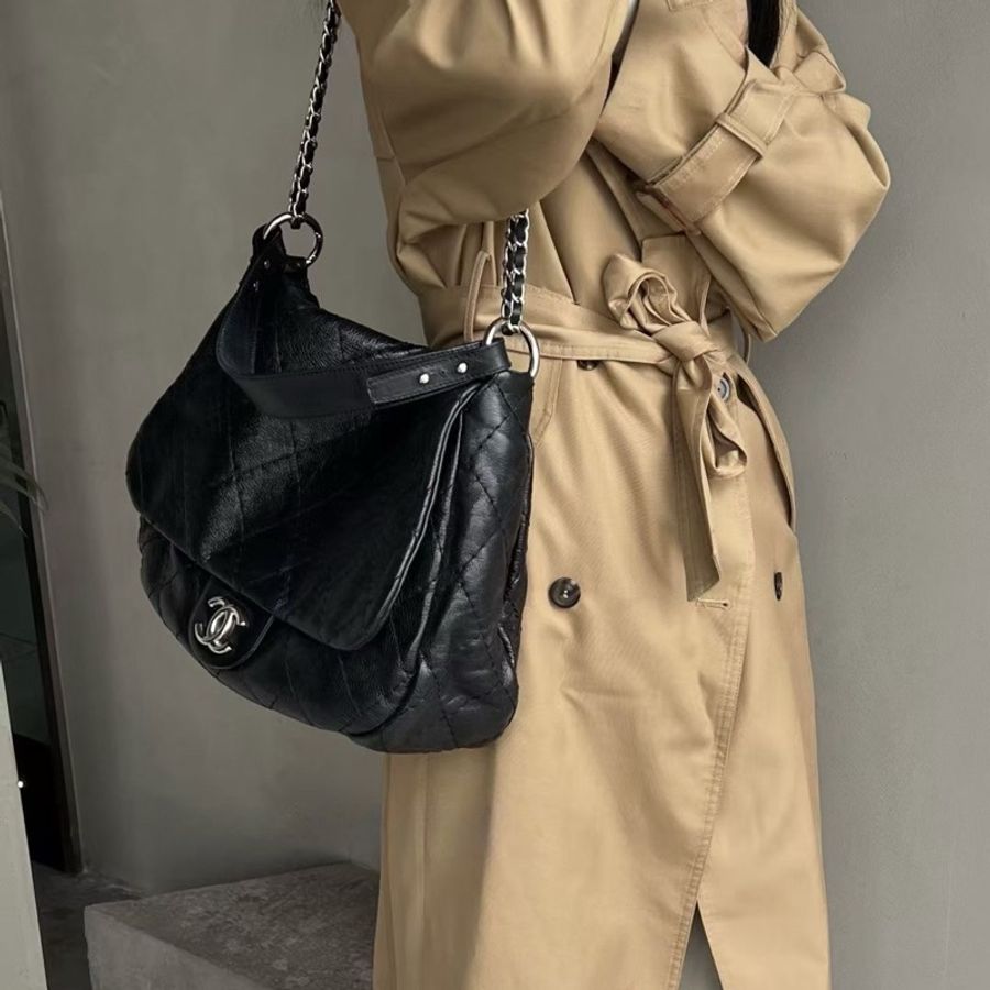 Chanel 黑銀牛皮寬肩帶hobo  卡標齊全 可以放下電腦的尺寸 搭配長鏈條⛓️可以斜挎 14開 尺寸約38x26-3