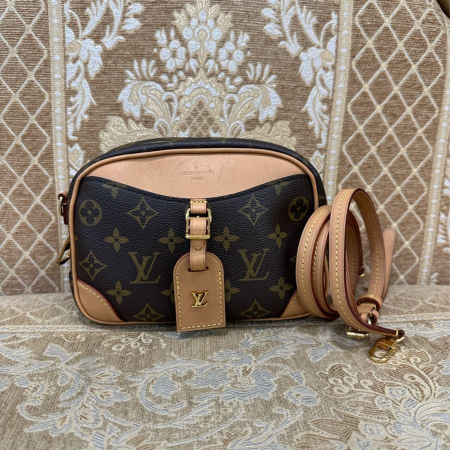 LV 原花金釦Deauville Mini前口袋吊牌ㄇ拉斜背相機包M45528-0