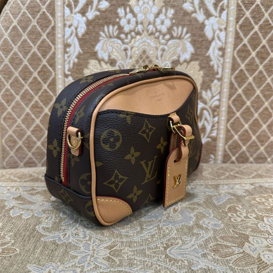 LV 原花金釦Deauville Mini前口袋吊牌ㄇ拉斜背相機包M45528-2
