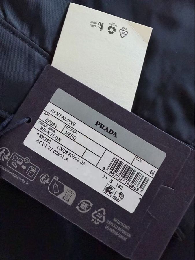 Prada 黑色 三角標尼龍短褲 #44 46 52-4