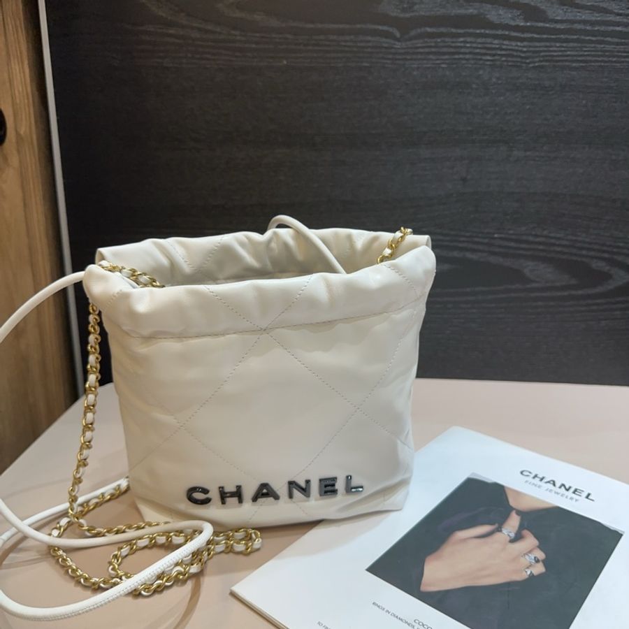 Chanel 白牛皮黑logo Mini 22手提斜背包-0