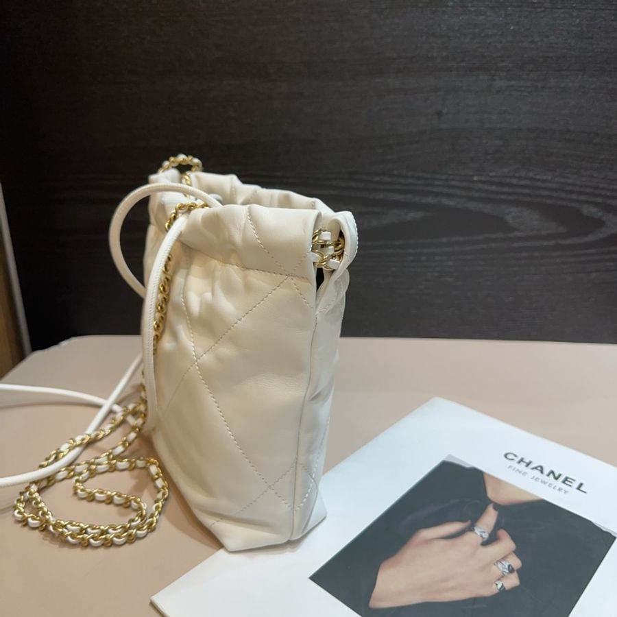 Chanel 白牛皮黑logo Mini 22手提斜背包-3