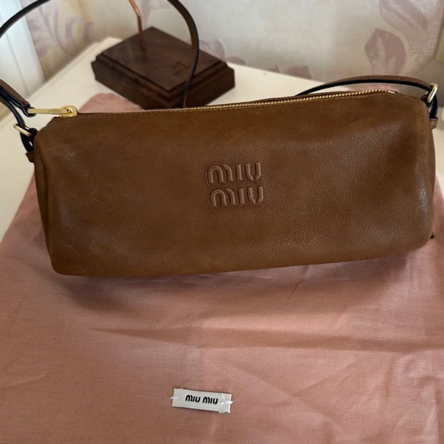 Miumiu圓筒化妝包(全新)-16