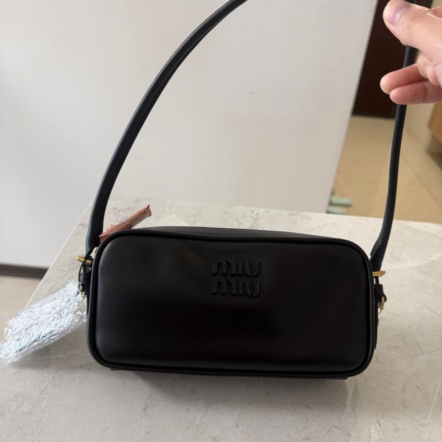 Miumiu小號款化妝包(全新黑色）-0