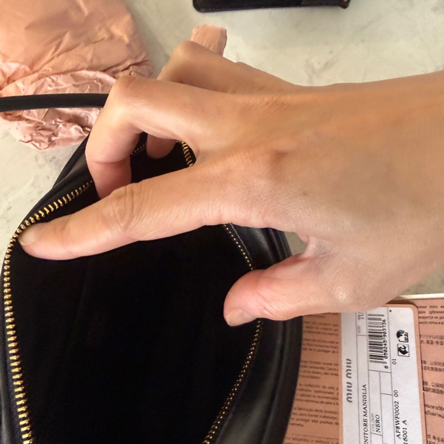 Miumiu小號款化妝包(全新黑色）-8