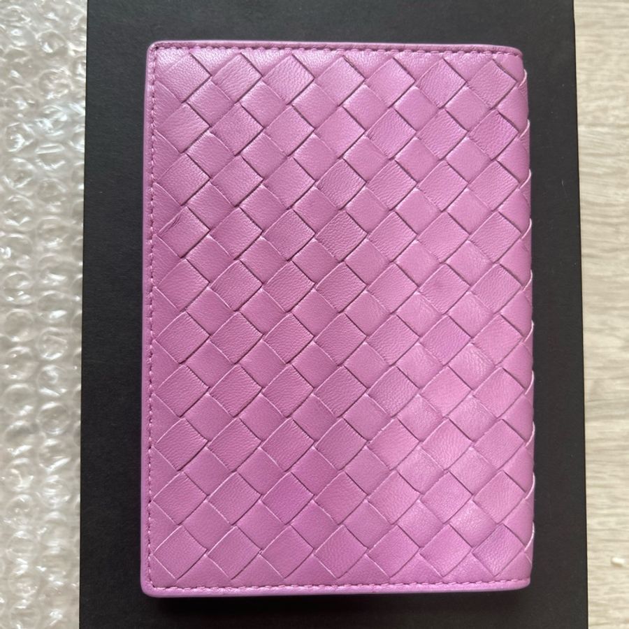 【出國必備】 BV Bottega veneta 護照 粉紫 全配含購證-5