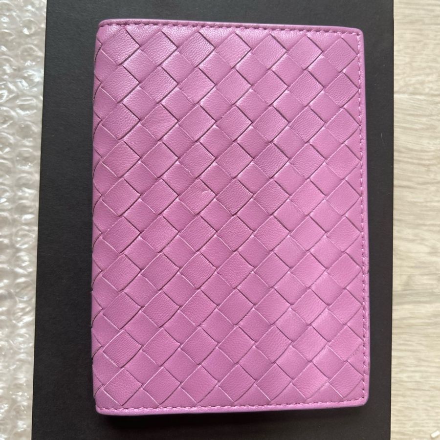 【出國必備】 BV Bottega veneta 護照 粉紫 全配含購證-6