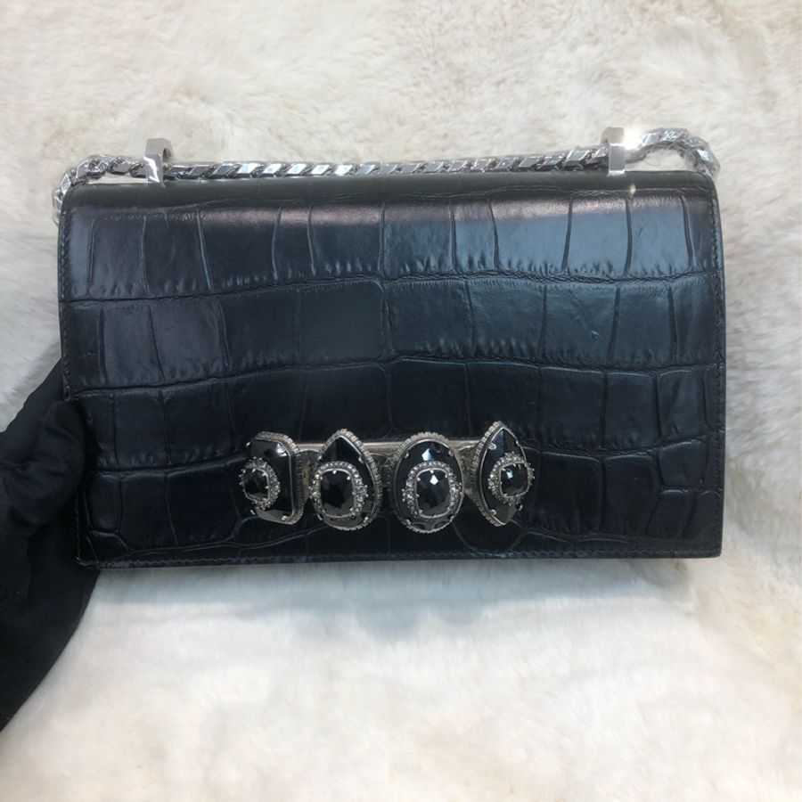 Alexander McQueen 黑色鱷魚壓紋四環扣手袋 XC255-0
