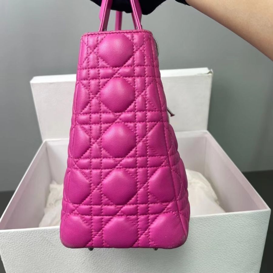 Dior Lady Dior 銀扣五格徽章黛妃羊皮玫紅色 24.5*19.5*11 98新塵袋盒子-4