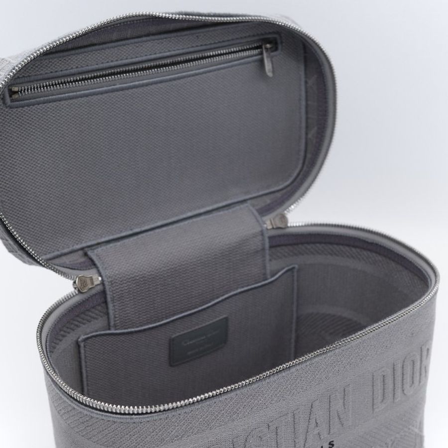 (未使用閒置品♥️)Dior 迪奧 DiorTravel Vanity Case 灰色 刺繡帆布 老花 化妝包 野餐包 手提包-10