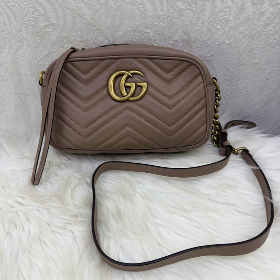 這款手袋是Gucci 的Porcelain Rose Calfskin Matelasse Small GG Marmont Chain Shoulder Bag。-0