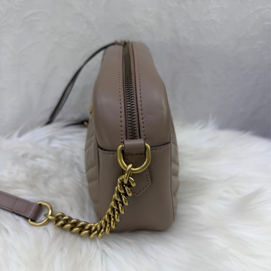 這款手袋是Gucci 的Porcelain Rose Calfskin Matelasse Small GG Marmont Chain Shoulder Bag。-5