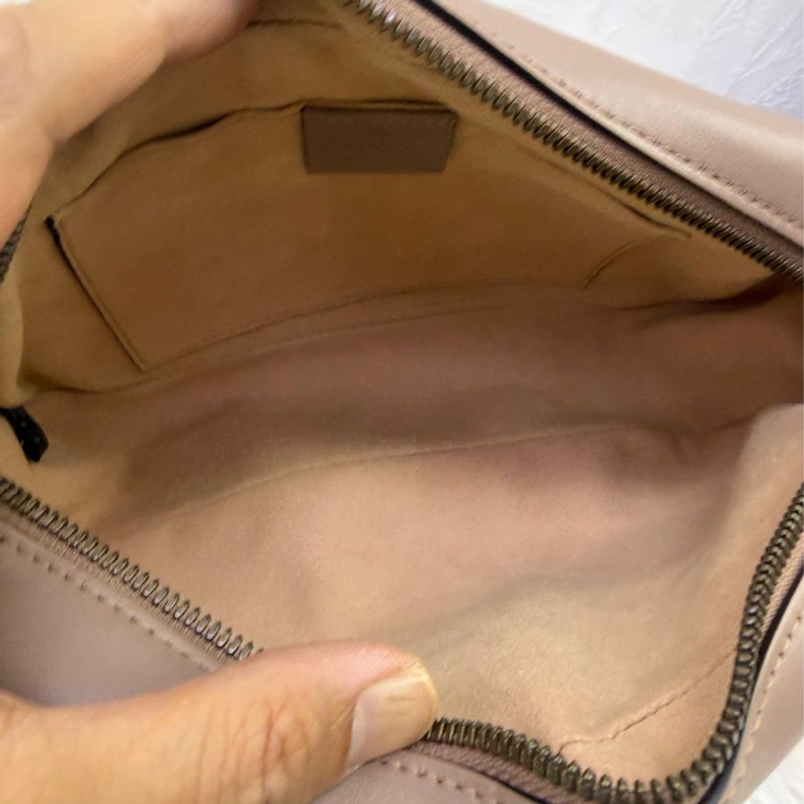 這款手袋是Gucci 的Porcelain Rose Calfskin Matelasse Small GG Marmont Chain Shoulder Bag。-9