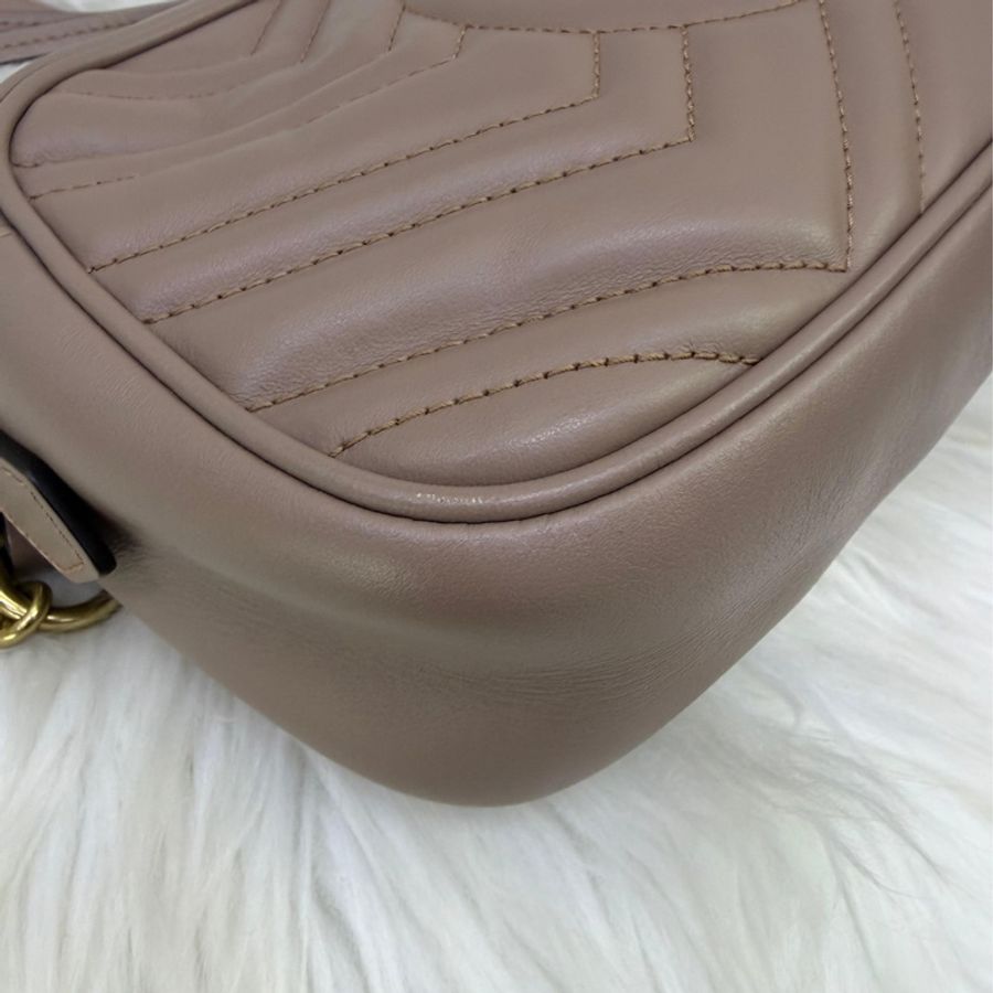 這款手袋是Gucci 的Porcelain Rose Calfskin Matelasse Small GG Marmont Chain Shoulder Bag。-11