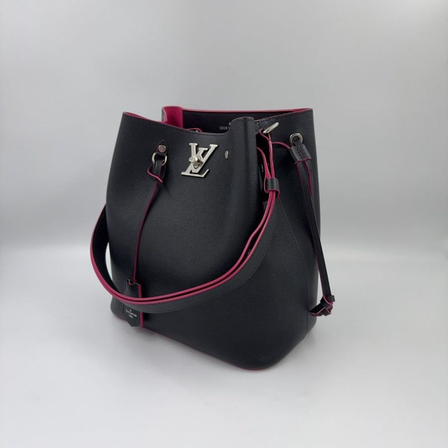 LV 黑牛皮桃紅內裡銀釦束口水桶包M54677(LOGO膠膜還在)-4