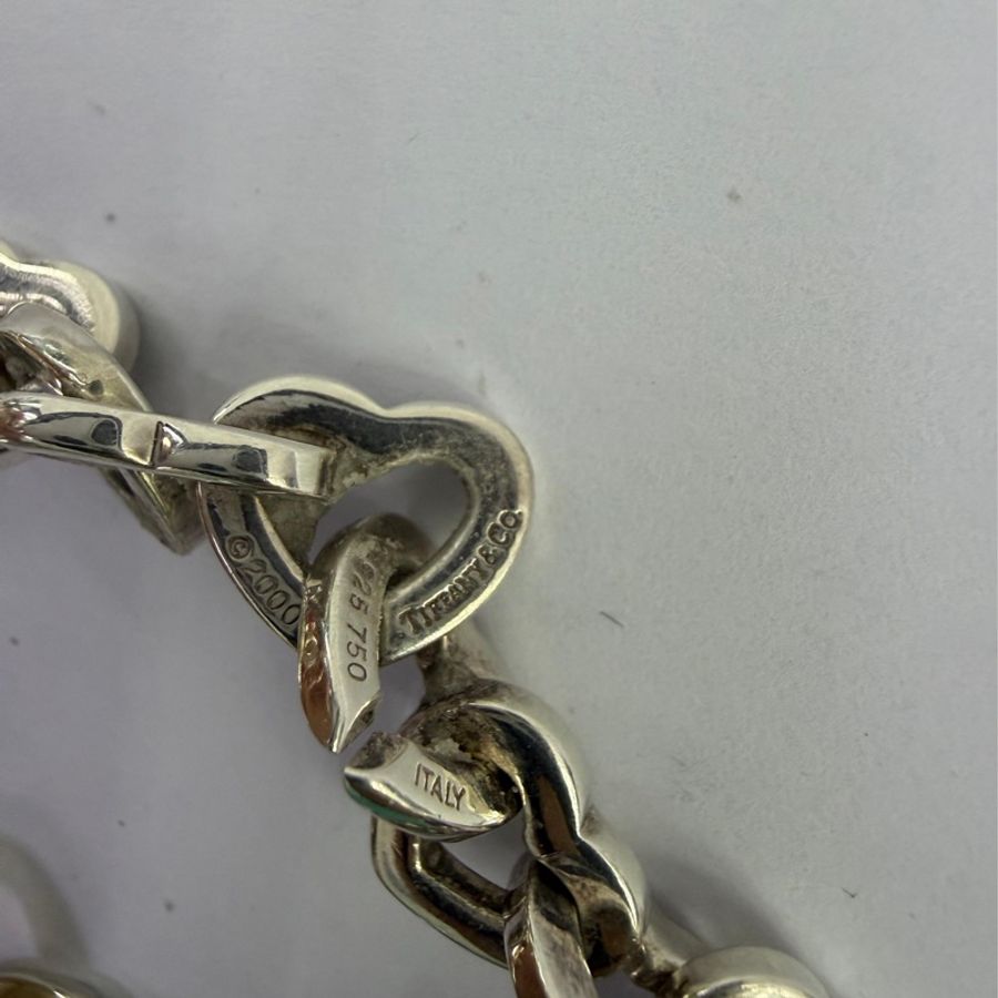 此款商品為Tiffany & Co. 的Heart Link 手鍊,採用18K 金與純銀材質製作。-2