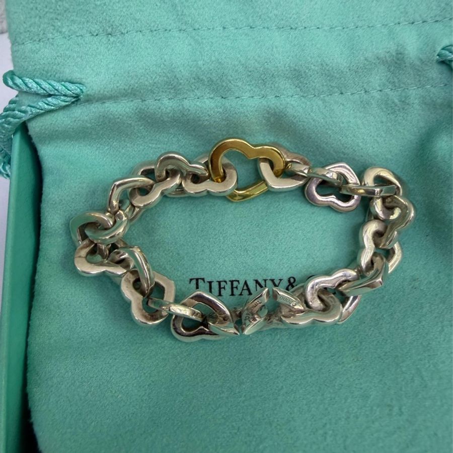 此款商品為Tiffany & Co. 的Heart Link 手鍊,採用18K 金與純銀材質製作。-4