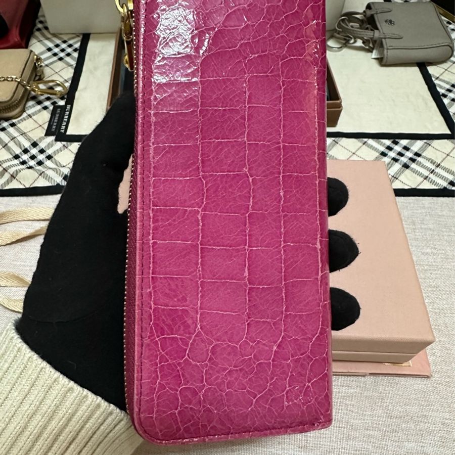 miu miu 鱷魚皮壓紋桃紅長夾-1