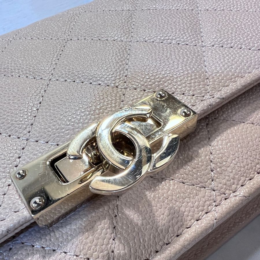 Chanel米色荔枝皮金釦雙C下蓋6卡woc斜背包-16