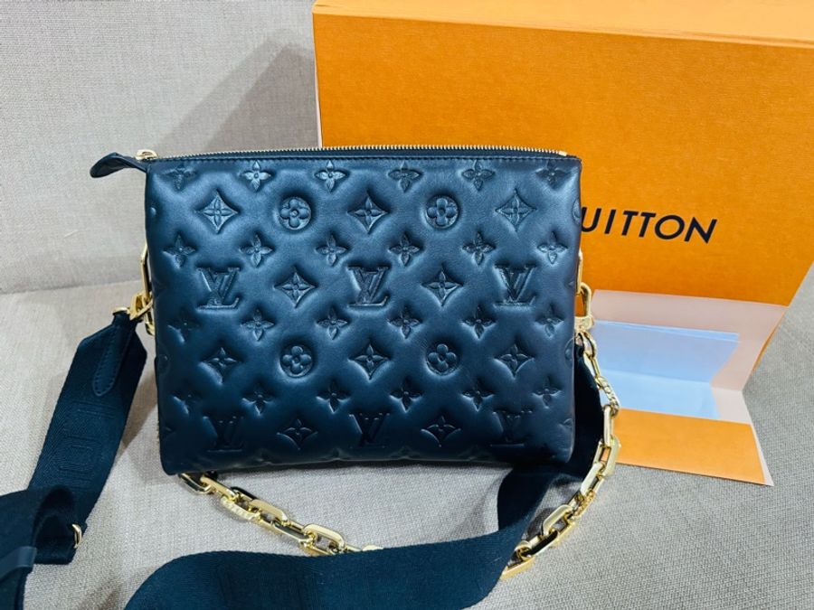 售 二手真品 LV M21260 Coussin黑色羊皮包,柔軟小羊皮+Monogram暗紋,低調又有質感-1