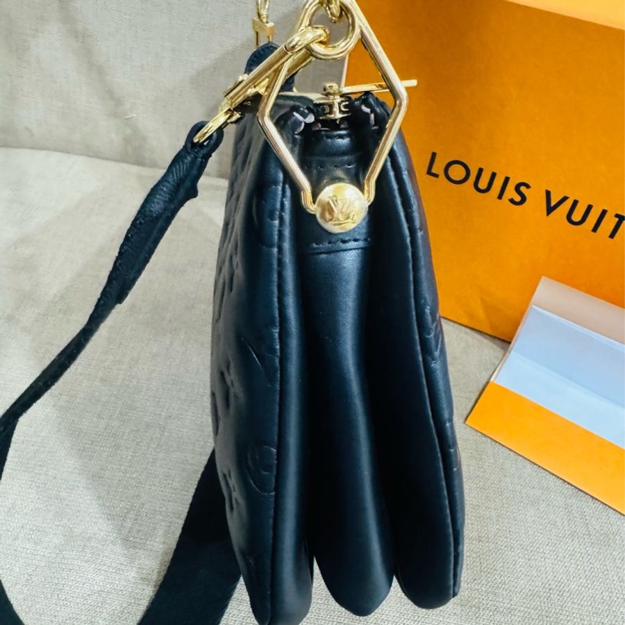 售 二手真品 LV M21260 Coussin黑色羊皮包,柔軟小羊皮+Monogram暗紋,低調又有質感-4