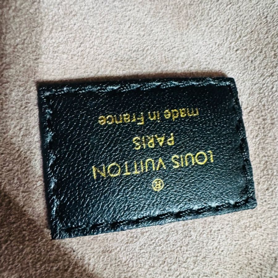 售 二手真品 LV M21260 Coussin黑色羊皮包,柔軟小羊皮+Monogram暗紋,低調又有質感-16
