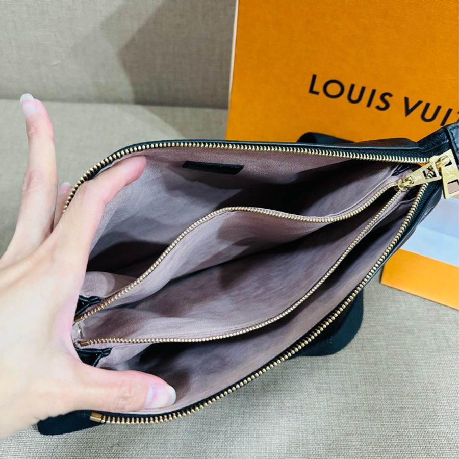 售 二手真品 LV M21260 Coussin黑色羊皮包,柔軟小羊皮+Monogram暗紋,低調又有質感-17