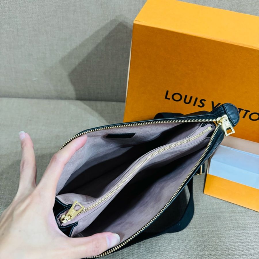 售 二手真品 LV M21260 Coussin黑色羊皮包,柔軟小羊皮+Monogram暗紋,低調又有質感-22