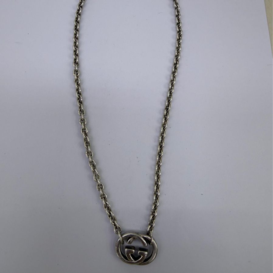 這款產品是Gucci 銀色Interlocking G 項鍊,採用經典的雙G標誌設計。-0