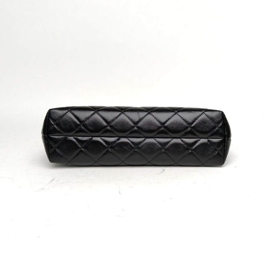 CHANEL 黑色油蠟皮晶片開金扣24B腋下hobo鏈條包-3