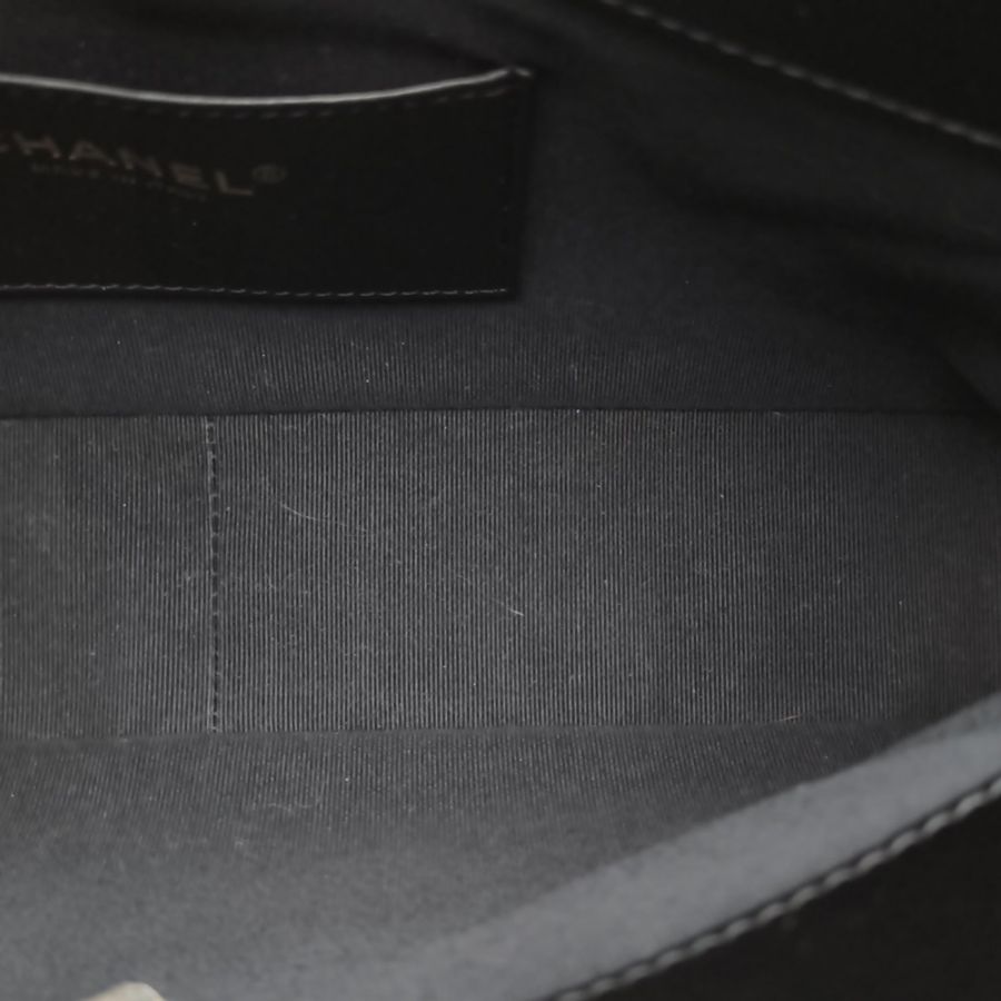 CHANEL 黑色油蠟皮晶片開金扣24B腋下hobo鏈條包-5