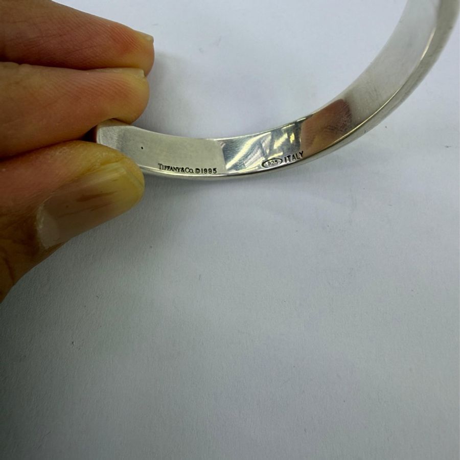 這款手鐲是Tiffany & Co. 的Atlas 系列銀製開口手鐲。-1