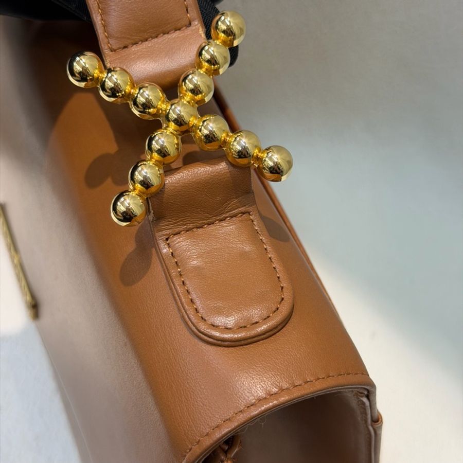 Moschino XO金屬釦棕色手提包 I889-44