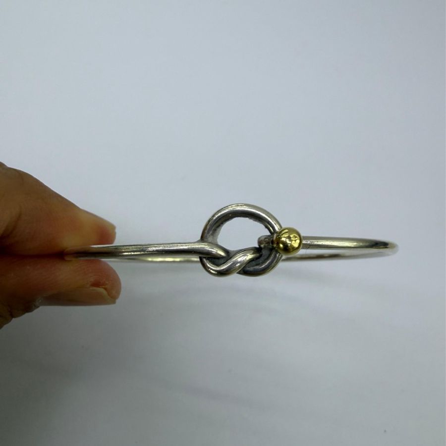 這款手鐲是Tiffany & Co. 的Love Knot Bangle-0