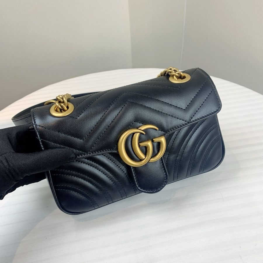 未使用Gucci古馳 黑金馬蒙22永遠的經典 包型立體精緻 雙G大金扣 不會太張揚高調 尺寸:22*14*6 附件:盒子 塵袋 編碼:B043203879-1