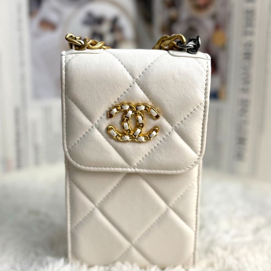 Chanel 白色金扣 手機包 小羊皮 31開-0