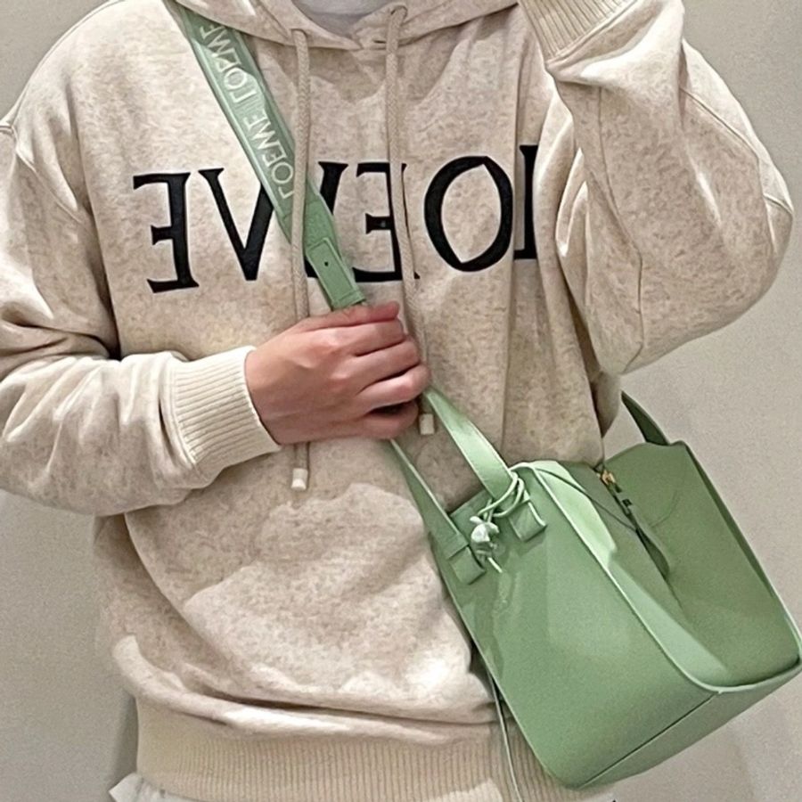 Loewe新款Hammock秋葵綠釉 金扣 全logo刺繡寬肩帶 吊床包 小號 20*21*14 98新配件塵袋-1