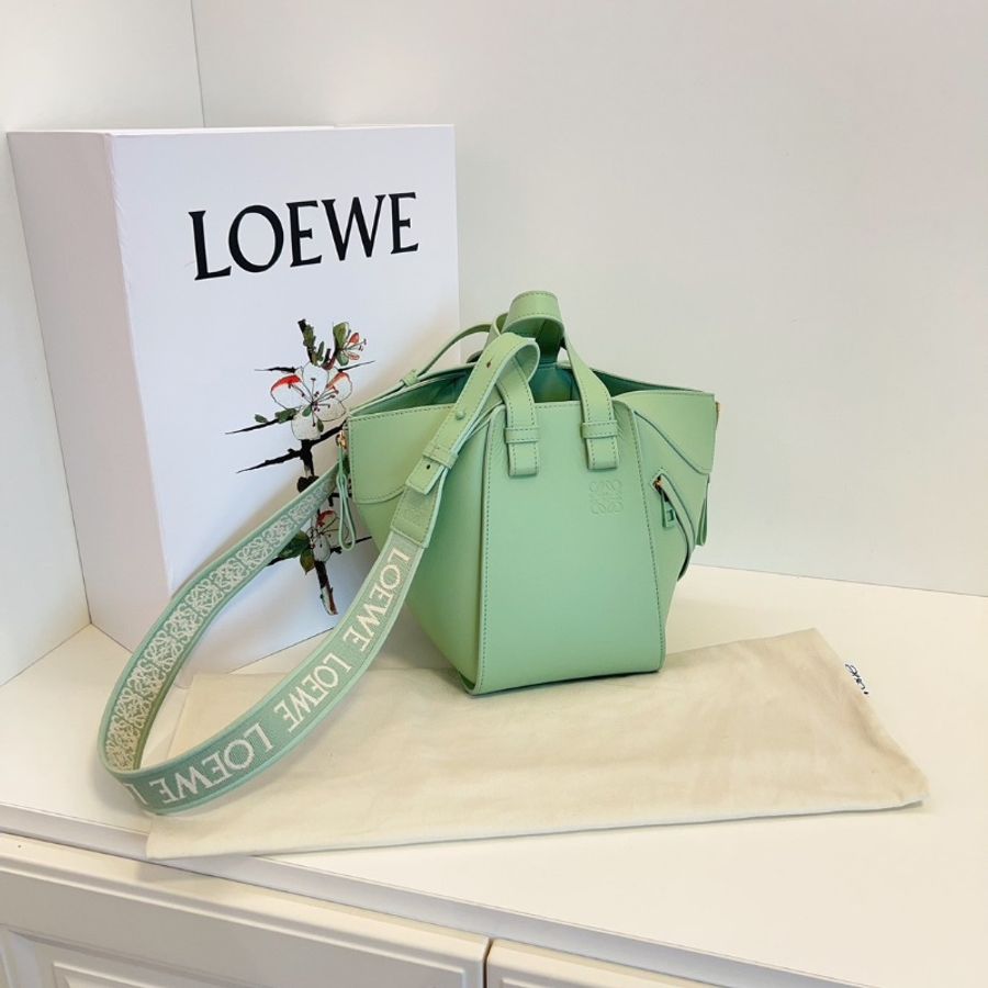 Loewe新款Hammock秋葵綠釉 金扣 全logo刺繡寬肩帶 吊床包 小號 20*21*14 98新配件塵袋-2
