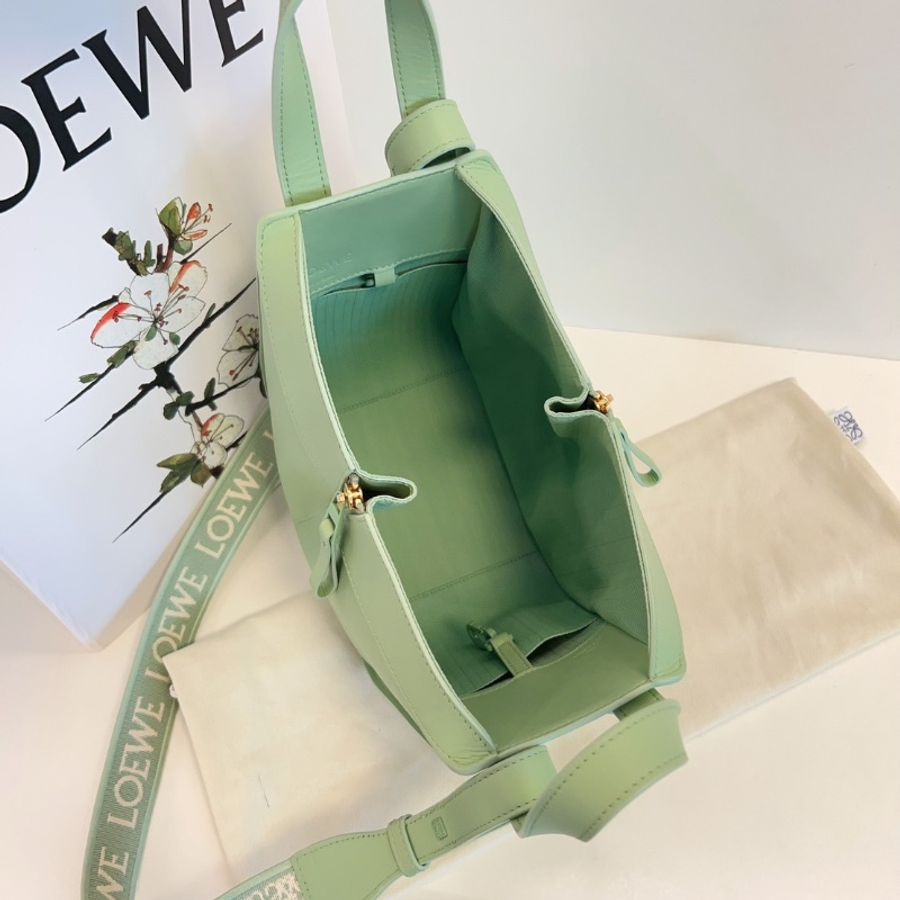 Loewe新款Hammock秋葵綠釉 金扣 全logo刺繡寬肩帶 吊床包 小號 20*21*14 98新配件塵袋-3