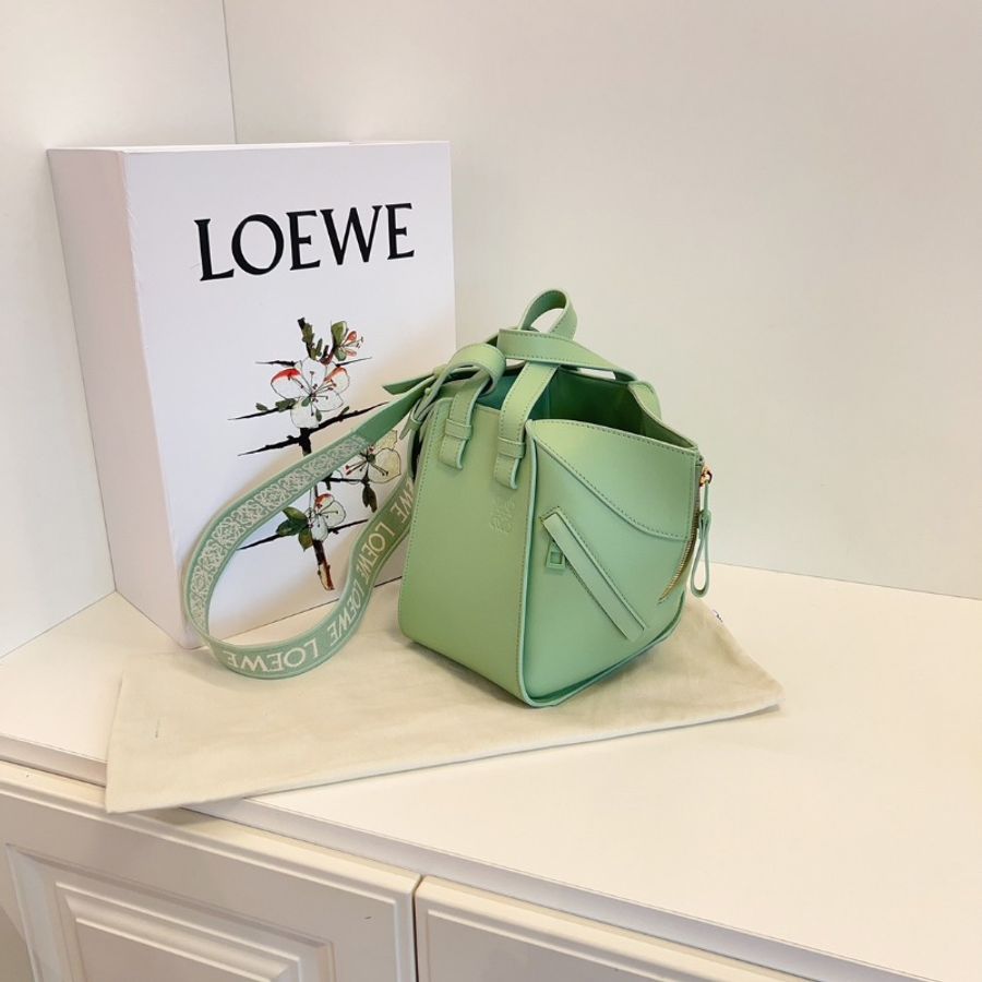Loewe新款Hammock秋葵綠釉 金扣 全logo刺繡寬肩帶 吊床包 小號 20*21*14 98新配件塵袋-4