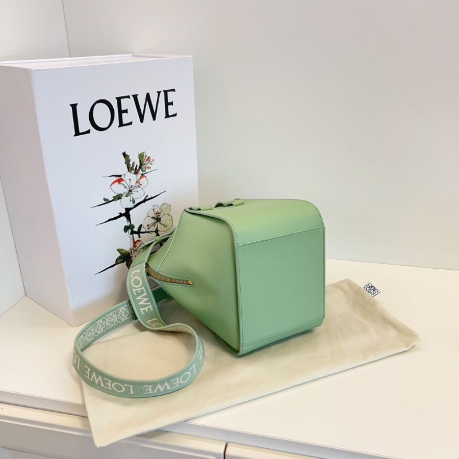 Loewe新款Hammock秋葵綠釉 金扣 全logo刺繡寬肩帶 吊床包 小號 20*21*14 98新配件塵袋-6