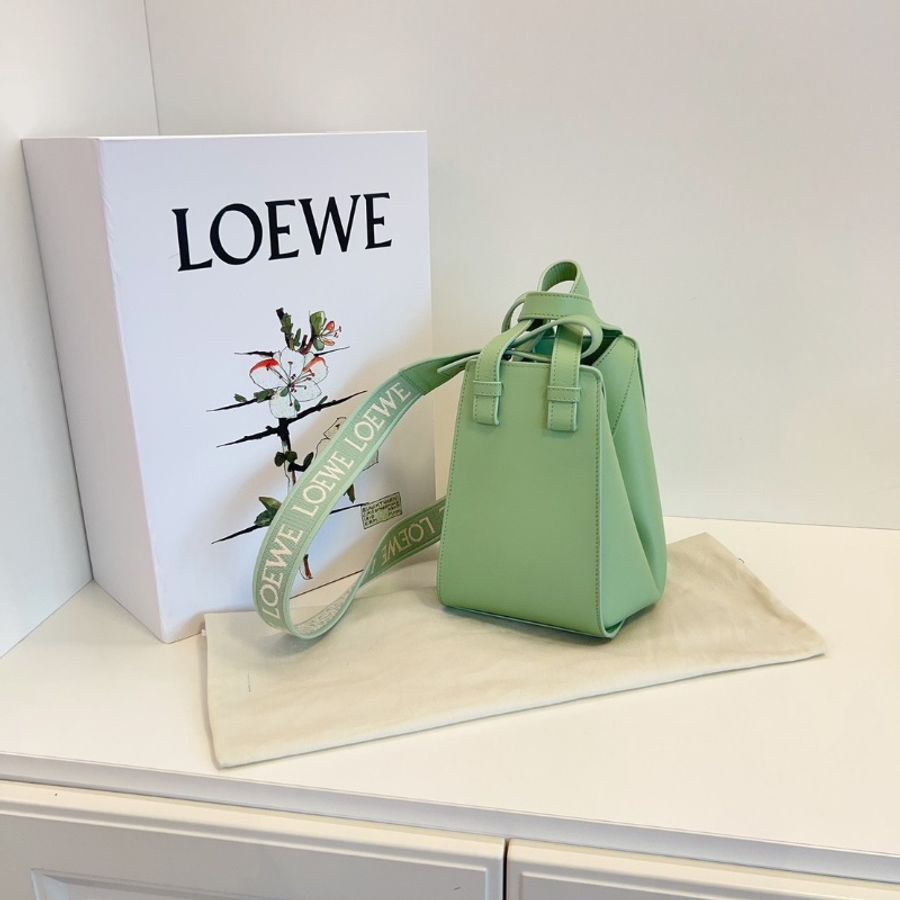 Loewe新款Hammock秋葵綠釉 金扣 全logo刺繡寬肩帶 吊床包 小號 20*21*14 98新配件塵袋-7