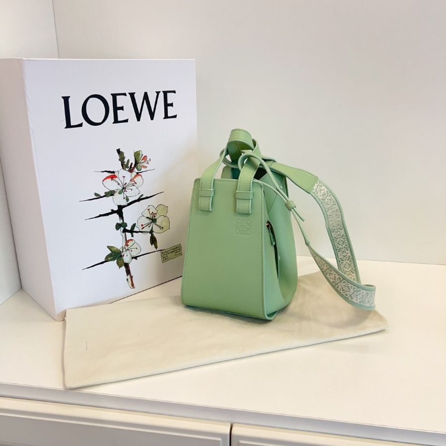 Loewe新款Hammock秋葵綠釉 金扣 全logo刺繡寬肩帶 吊床包 小號 20*21*14 98新配件塵袋-8