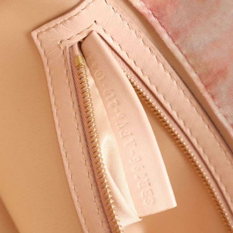 【日本直送】FENDI 假期限量版 Mamma Baguette 手袋,絲絨材質,粉金配色,兩用款,正品編號 132928SAM-10