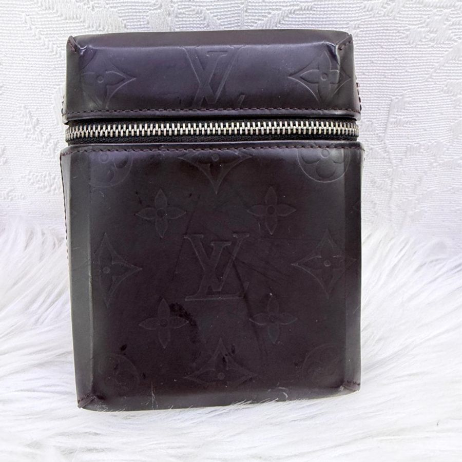 這款產品是Louis Vuitton Monogram Glace Ray 皮革化妝包。-0