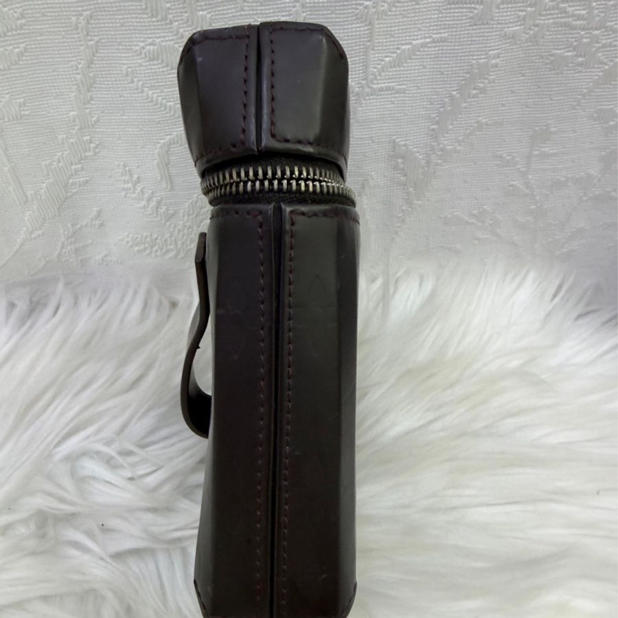 這款產品是Louis Vuitton Monogram Glace Ray 皮革化妝包。-2